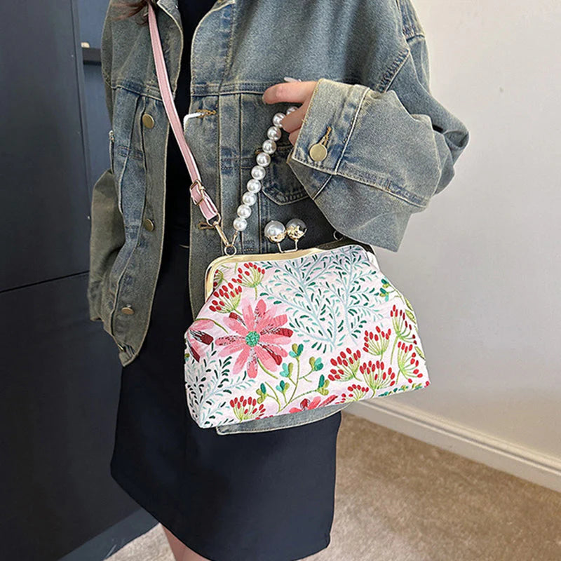 Kabelka přes rameno ve tvaru mušle s květinovým vzorem – elegantní design, všestranný řetízkový popruh, prostorná a stylová